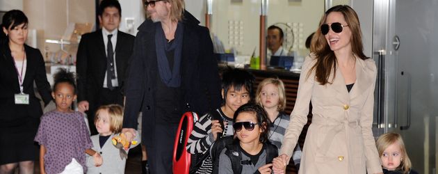 Angelina Jolie, Brad Pitt und ihre sechs Kinder am Flughafen in Tokio, 2011 Angelina Jolie, Brad Pitt und ihre sechs Kinder am Flughafen in Tokio, 2011
