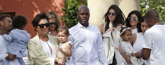 Die Kardashian-Jenner-Familie mit Corey Gamble und Tyga Die Kardashian-Jenner-Familie mit Corey Gamble und Tyga