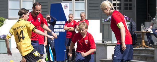 Die norwegischen Royals bei einem Fußballspiel Die norwegischen Royals bei einem Fußballspiel