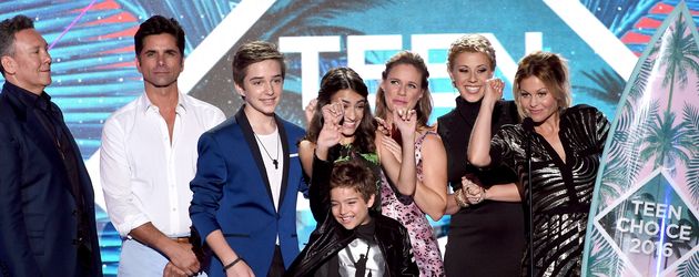 Die Stars von Fuller House auf der Bühne bei den Teen Choice Awards 2016 Die Stars von Fuller House auf der Bühne bei den Teen Choice Awards 2016