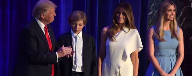 Donald Trump, Frau Melania, Sohn Barron und Tochter Ivanka nach der Wahl zum Präsidenten Donald Trump, Frau Melania, Sohn Barron und Tochter Ivanka nach der Wahl zum Präsidenten