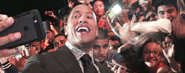 Dwayne "The Rock" Johnson mit Fans Dwayne "The Rock" Johnson mit Fans