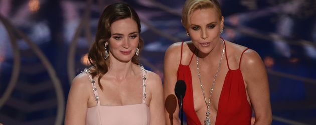 Emily Blunt und Charlize Theron bei der Oscar-Verleihung 2016 Emily Blunt und Charlize Theron bei der Oscar-Verleihung 2016