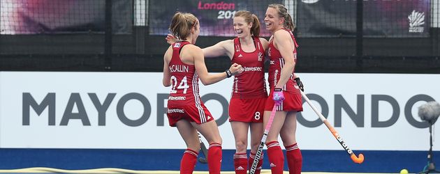 Helen und Kate Richards-Walsh (m.r.) jubeln mit einer Teamkameradin Helen und Kate Richards-Walsh (m.r.) jubeln mit einer Teamkameradin