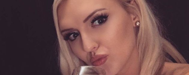 Erika Dorodnova mit einem Glas Wein Erika Dorodnova mit einem Glas Wein