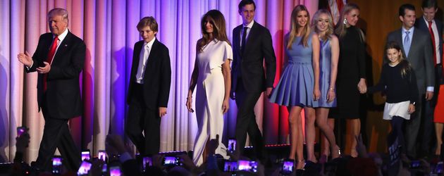 Familie Trump mit dem zukünftigen Präsidenten auf der Bühne Familie Trump mit dem zukünftigen Präsidenten auf der Bühne