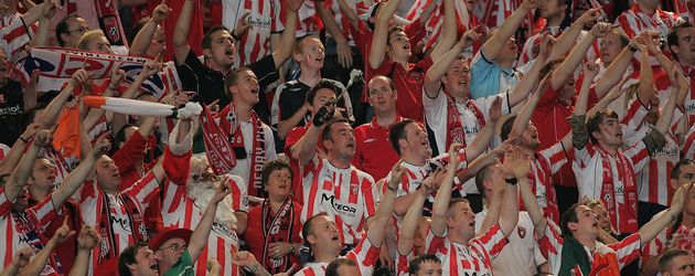 Derry-City-Fans bei einem UEFA-Cup-Spiel in Paris Derry-City-Fans bei einem UEFA-Cup-Spiel in Paris