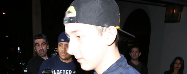 Frankie Jonas im August 2015 beim Verlassen eines Restaurants in Hollywood Frankie Jonas im August 2015 beim Verlassen eines Restaurants in Hollywood