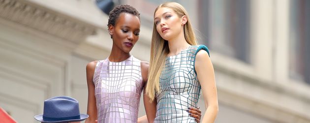Gigi Hadid (r.) mit einer Model-Kollegin Gigi Hadid (r.) mit einer Model-Kollegin
