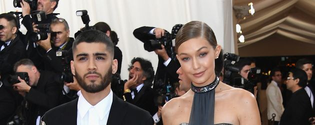 Gigi Hadid und Zayn Malik bei der 'Manus x Machina: Fashion in an Age of Technology' MET Gala Gigi Hadid und Zayn Malik bei der 'Manus x Machina: Fashion in an Age of Technology' MET Gala