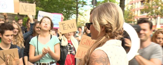 Gina-Lisa bei ihren Fans vor dem Amtsgericht Berlin-Tiergarten Gina-Lisa bei ihren Fans vor dem Amtsgericht Berlin-Tiergarten
