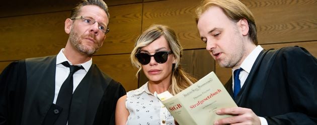 Gina-Lisa Lohfink mit ihren Anwälten während einer Gerichtsverhandlung im Juni 2016 Gina-Lisa Lohfink mit ihren Anwälten während einer Gerichtsverhandlung im Juni 2016