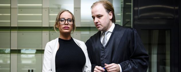 Gina-Lisa Lohfink und ihr Anwalt Burkhard Benecken im Amtsgericht Tiergarten Gina-Lisa Lohfink und ihr Anwalt Burkhard Benecken im Amtsgericht Tiergarten