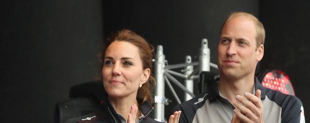 Herzogin Kate und Prinz William aufd er Bühne beim America's Cup World Serie Herzogin Kate und Prinz William aufd er Bühne beim America's Cup World Serie