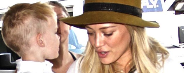 Hilary Duff mit Sohn Luca am Flughafen von Los Angeles Hilary Duff mit Sohn Luca am Flughafen von Los Angeles