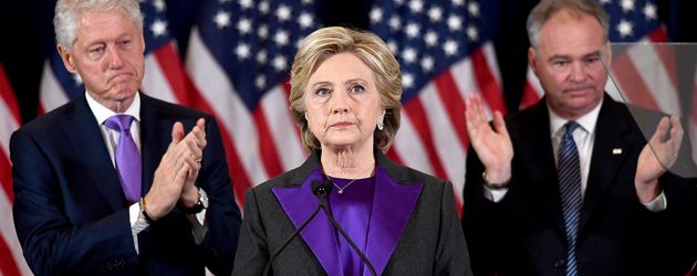 Hillary Clinton mit Ehemann Bill nach der Niederlage gegen Trump Hillary Clinton mit Ehemann Bill nach der Niederlage gegen Trump
