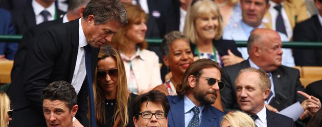 Hugh Grant und Bradley Cooper in Beim Wimbledon-Finale in London, 2017 Hugh Grant und Bradley Cooper in Beim Wimbledon-Finale in London, 2017