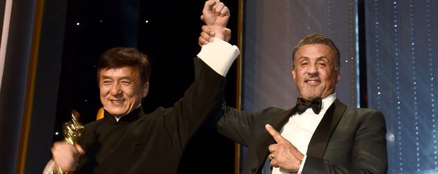 Jackie Chan und Sylvester Stallone im November 2016 bei den Governors Awards in L.A. Jackie Chan und Sylvester Stallone im November 2016 bei den Governors Awards in L.A.