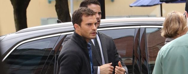 Jamie Dornan und Brant Daugherty in einer "Fifty Shades Darker"-Szene Jamie Dornan und Brant Daugherty in einer "Fifty Shades Darker"-Szene