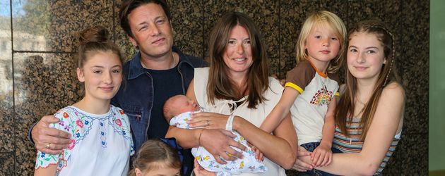 Jamie Oliver mit seiner Ehefrau Jools und den fünf gemeinsamen Kindern Jamie Oliver mit seiner Ehefrau Jools und den fünf gemeinsamen Kindern