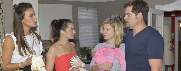 Jasmin (Janina Uhse), Emily (Anne Menden), Sophie (Lea Marlen Woitack), Leon (Daniel Fehlow) Jasmin (Janina Uhse), Emily (Anne Menden), Sophie (Lea Marlen Woitack), Leon (Daniel Fehlow)