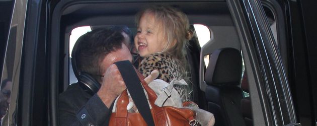 Jeremy Renner mit Töchterchen Ava am Flughafen von Los Angeles Jeremy Renner mit Töchterchen Ava am Flughafen von Los Angeles
