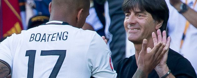 Jérôme Boateng und Jogi Löw bei der Auswechslung des Abwehrspielers beim EM-Achtelfinale Jérôme Boateng und Jogi Löw bei der Auswechslung des Abwehrspielers beim EM-Achtelfinale