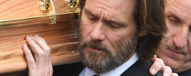 Jim Carrey trägt den Sarg von Cathriona Jim Carrey trägt den Sarg von Cathriona