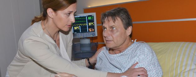 Jo Gerner (Wolfgang Bahro) mit Katrin (Ulrike Frank) im Krankenhaus Jo Gerner (Wolfgang Bahro) mit Katrin (Ulrike Frank) im Krankenhaus