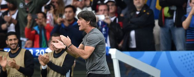 Joachim Löw feuert sein Team an Joachim Löw feuert sein Team an