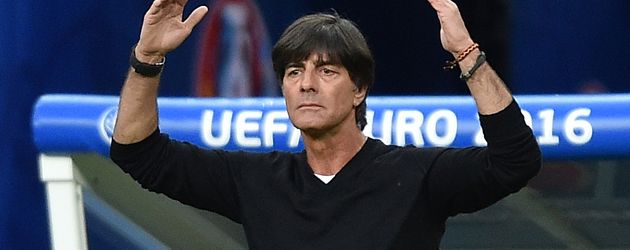 Jogi Löw am Soielfeldrand der EM-Partie Deutschland gegen Polen Jogi Löw am Soielfeldrand der EM-Partie Deutschland gegen Polen