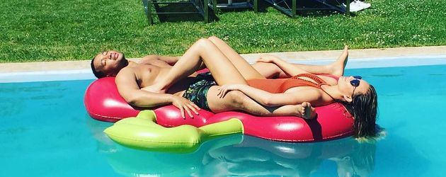 John Legend und Chrissy Teigen im Pool eines Sommerhauses in den Hamptons John Legend und Chrissy Teigen im Pool eines Sommerhauses in den Hamptons