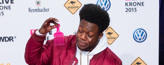 Jokah Tululu mit seinem Kamm bei der 1LIVE-Krone 2015 Jokah Tululu mit seinem Kamm bei der 1LIVE-Krone 2015