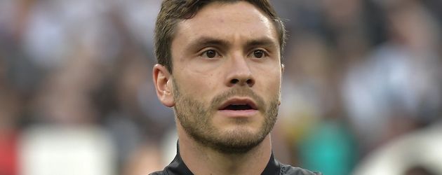 Jonas Hector bei der Nationalhymne während der EM 2016 Jonas Hector bei der Nationalhymne während der EM 2016