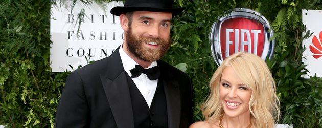 Joshua Sasse und Kylie Minogue Joshua Sasse und Kylie Minogue