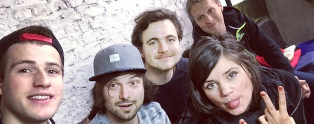 Joyce Ilg mit Oliver Pocher (hinten) und anderen Youtubern bei einem Dreh Joyce Ilg mit Oliver Pocher (hinten) und anderen Youtubern bei einem Dreh