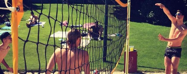 Julian Weigl und Manuel Neuer bei einem Beachvolleyball-Match Julian Weigl und Manuel Neuer bei einem Beachvolleyball-Match