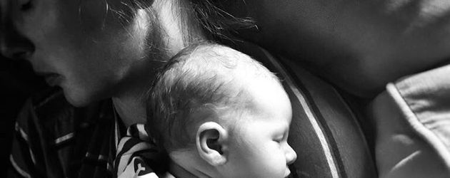 Juliette Oliver mit ihrem neugeborenen Sohn River Rocket Juliette Oliver mit ihrem neugeborenen Sohn River Rocket