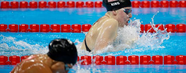 Die Russin Julija Jefimowa (vorne) und die Amerikanerin Lilly King beim 100-Meter-Brust-Rennen Die Russin Julija Jefimowa (vorne) und die Amerikanerin Lilly King beim 100-Meter-Brust-Rennen