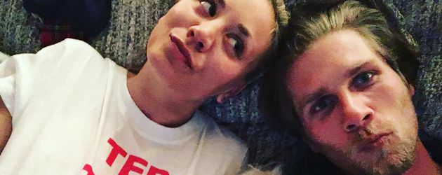 Kaley Cuoco und Karl Cook mit Hund Ruby Kaley Cuoco und Karl Cook mit Hund Ruby