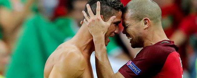 Cristiano Ronaldo mit Teamkollegen Pepe nach dem EM-Finale Portugal gegen Frankreich Cristiano Ronaldo mit Teamkollegen Pepe nach dem EM-Finale Portugal gegen Frankreich