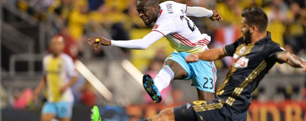Kei Kamara zieht ab, Richie Marquez (r.) kommt zu spät Kei Kamara zieht ab, Richie Marquez (r.) kommt zu spät