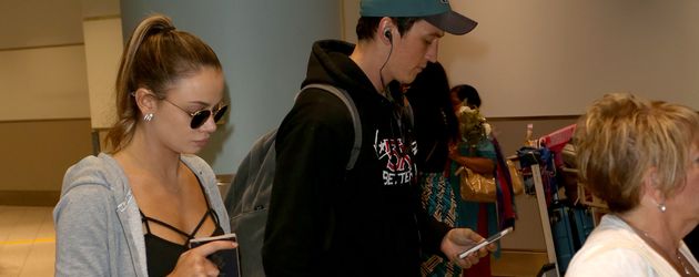 Keleigh Sperry und Miles Teller am Flughafen von Toronto Keleigh Sperry und Miles Teller am Flughafen von Toronto