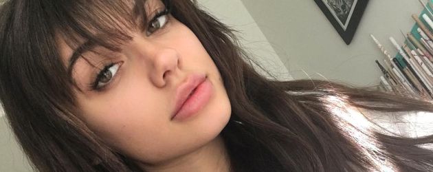Kelsey Calemine mit langen Haaren Kelsey Calemine mit langen Haaren