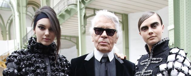 Kendall Jenner, Cara Delevingne und Karl Lagerfeld Kendall Jenner, Cara Delevingne und Karl Lagerfeld