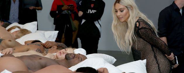 Kim Kardashian bei Kanye Wests Wachsfiguren-Ausstellung Kim Kardashian bei Kanye Wests Wachsfiguren-Ausstellung