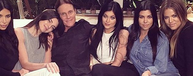 Khloe Kardashian, Kylie Jenner, Kim Kardashian, Kendall Jenner, Kourtney Kardashian und Bruce Jenner Khloe Kardashian, Kylie Jenner, Kim Kardashian, Kendall Jenner, Kourtney Kardashian und Bruce Jenner