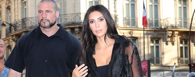 Kim Kardashian mit ihrem Bodyguard Pascal Duvier in Paris Kim Kardashian mit ihrem Bodyguard Pascal Duvier in Paris