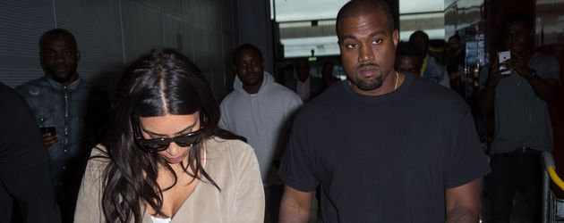 Kim Kardashian und Kanye West am Flughafen von Paris Kim Kardashian und Kanye West am Flughafen von Paris