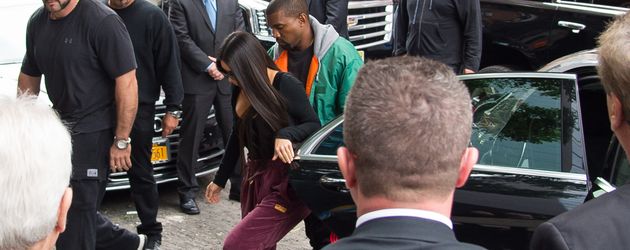 Kim Kardashian und Kanye West, umringt von Bodyguards, in New York Kim Kardashian und Kanye West, umringt von Bodyguards, in New York